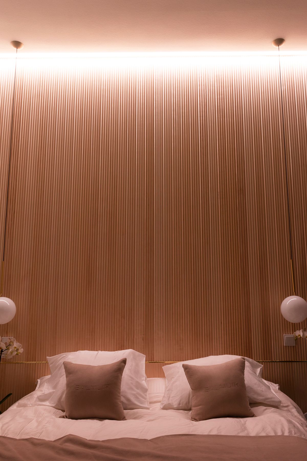 In the bedroom, mood lighting behind the bed in the ceiling highlights the beautiful panelling. Ledstore.fi